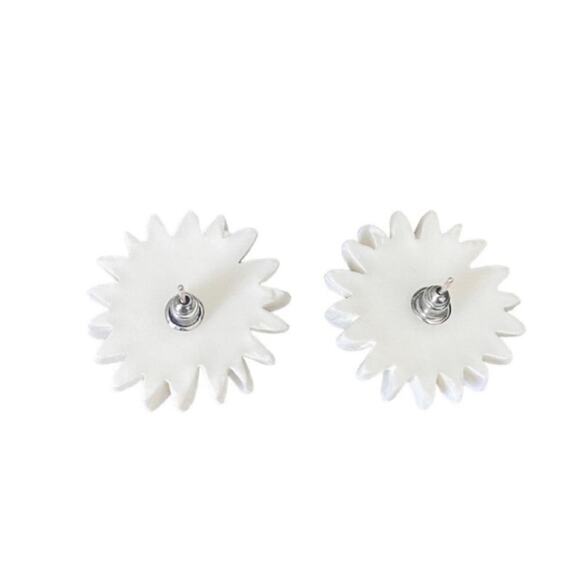 White Daisy Floral Clay Stud Earrings - Picture 2 of 3